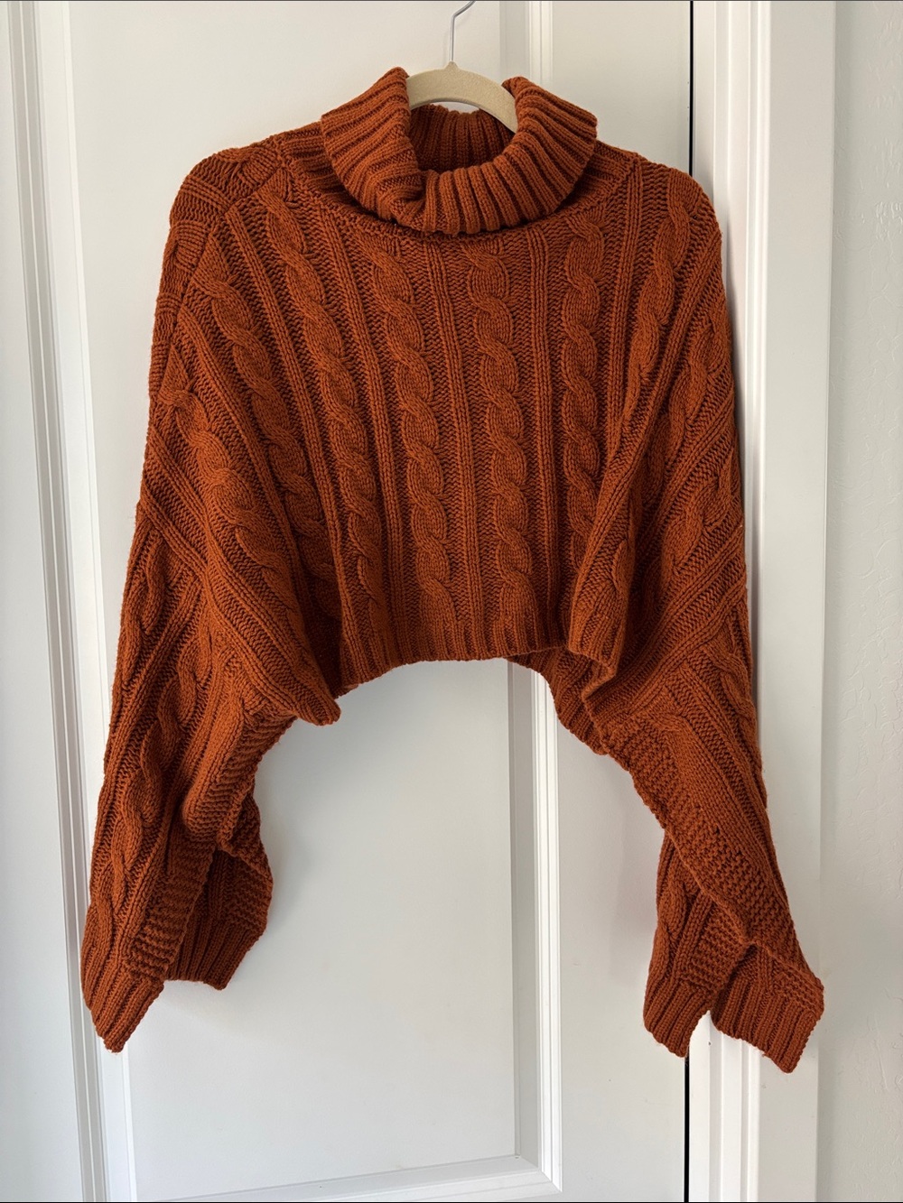 Women’s Steve Madden cropped sweater with split sleeves size small